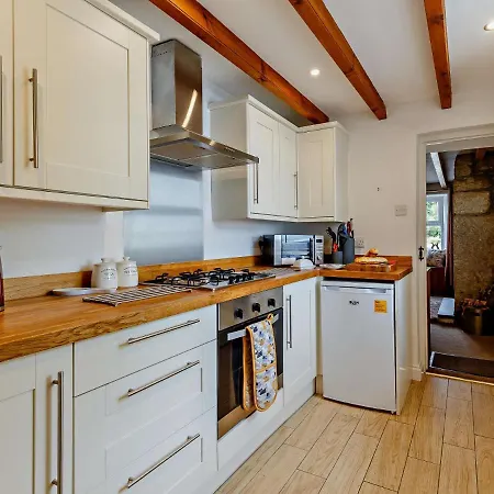 2 Bed In Hayle 79991 *